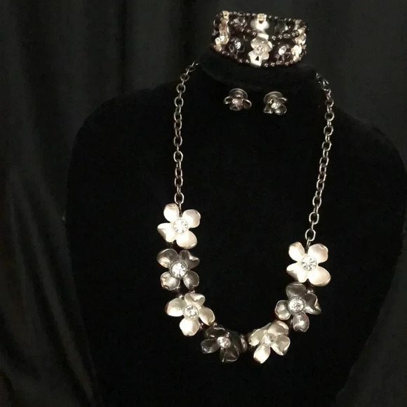 Solver Floral Necklace Earrings‎ Bracelet Set - Picture 2 of 3